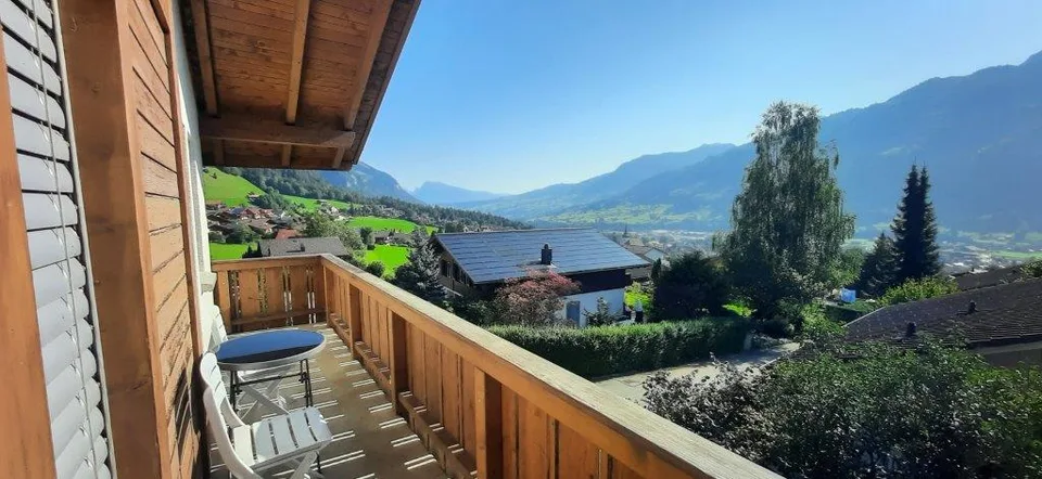 Ruhige 3.5 Zimmer - Wohnung mit Blick auf die Berglandschaft