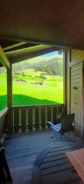 Ruhige 3.5 Zimmer - Wohnung mit Blick auf die Berglandschaft