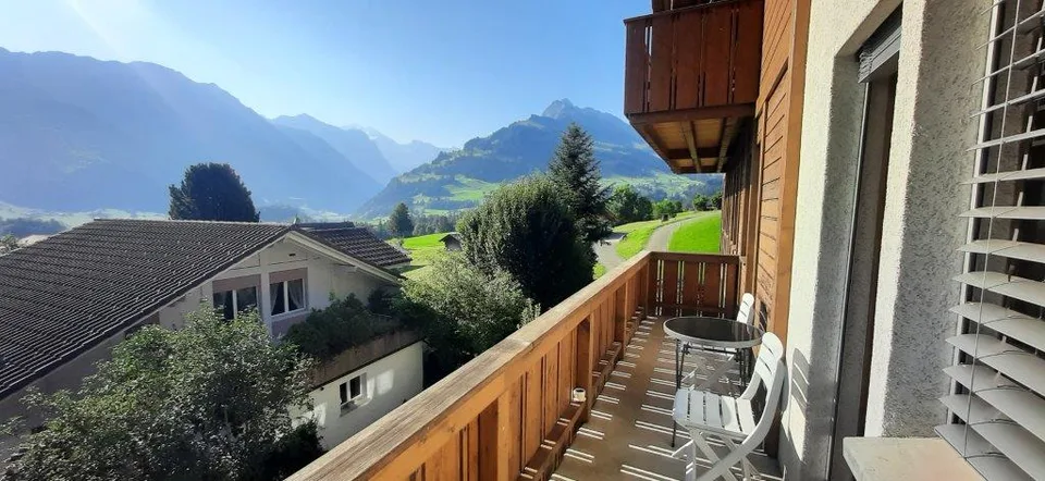 Ruhige 3.5 Zimmer - Wohnung mit Blick auf die Berglandschaft