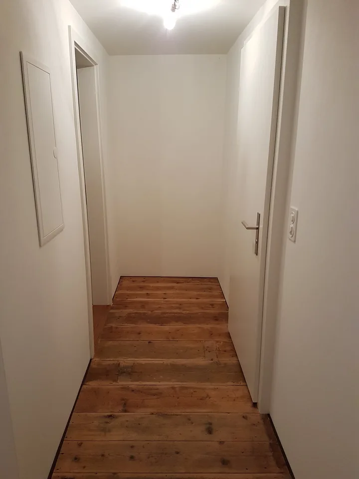 Bel appartement de bâtiment ancien, moderne, avec un parquet en bois Langriehmen ancien, rafraîchi, situé dans le centre du village