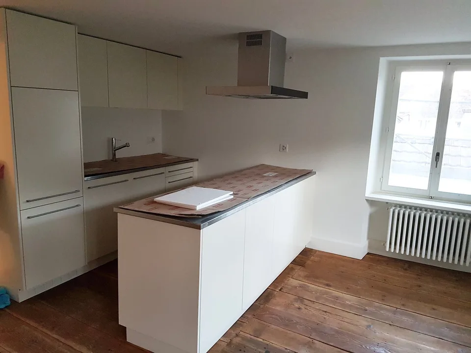 Bel appartement de bâtiment ancien, moderne, avec un parquet en bois Langriehmen ancien, rafraîchi, situé dans le centre du village