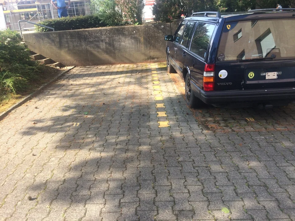 Aussen-Parkplatz zu vermieten