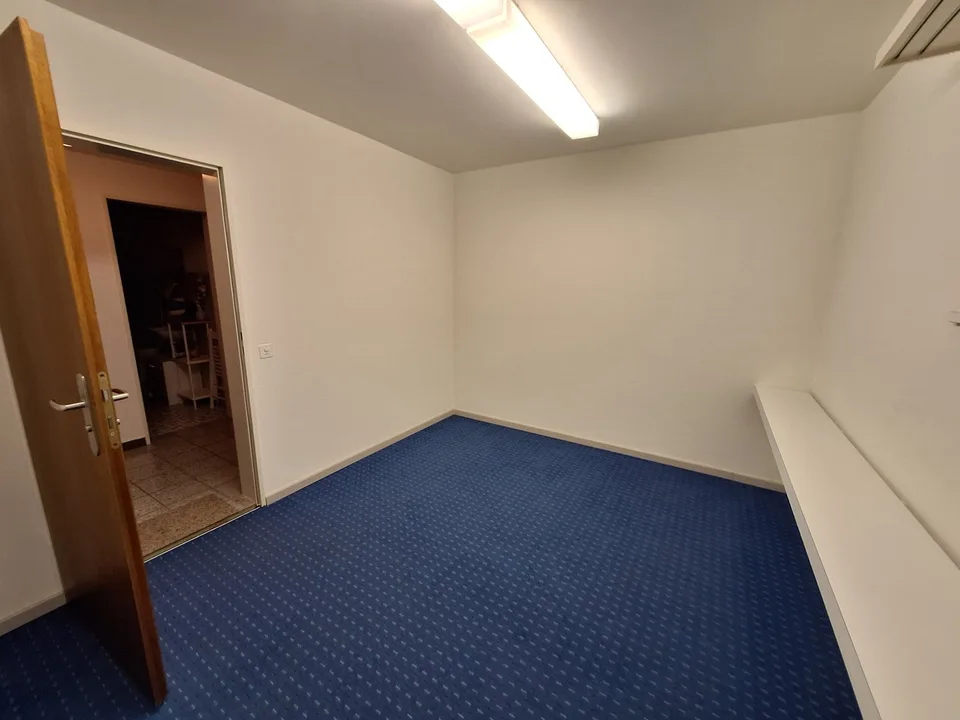 Pièce de loisirs/Atelier avec avant-cour et partage de WC