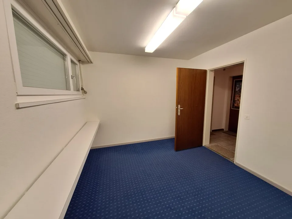 Pièce de loisirs/Atelier avec avant-cour et partage de WC