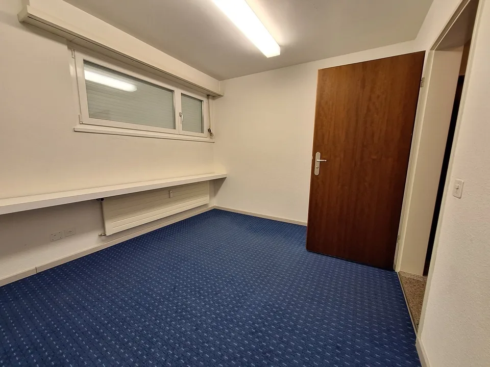 Hobby-/Bastelraum/Atelier mit Vorplatz und WC-Anteil
