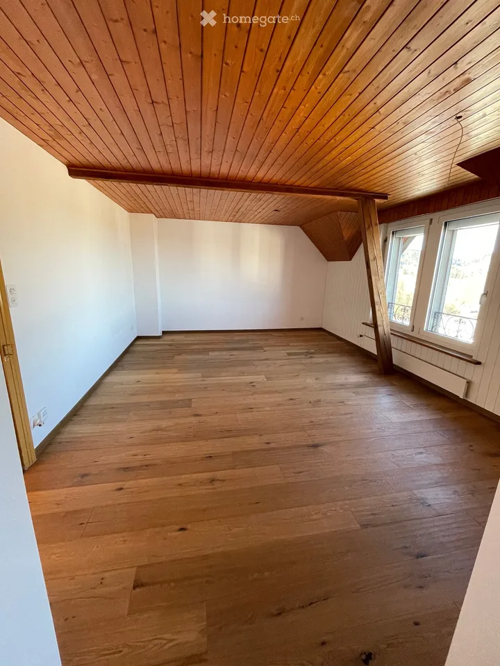 Delizioso appartamento di 3,5 locali sotto il tetto in un edificio storico a Herisau
