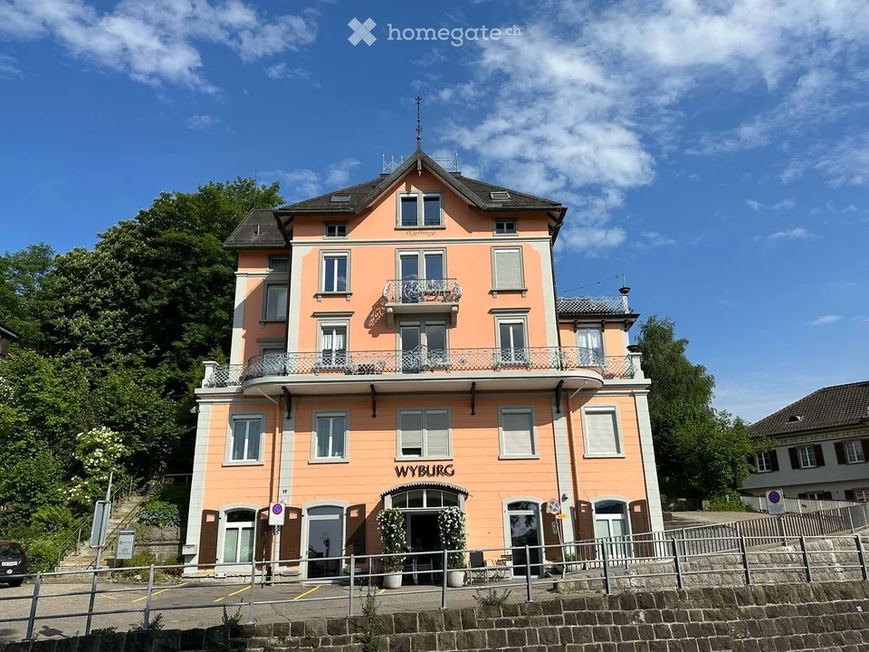 Delizioso appartamento di 3,5 locali sotto il tetto in un edificio storico a Herisau