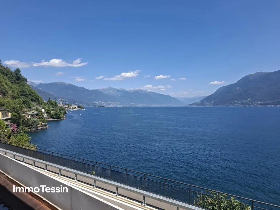 POTENTIAL: Liegenschaft in Brissago direkt am Lago Maggiore mit atemberaubender Seesicht und mehreren Parkplätzen