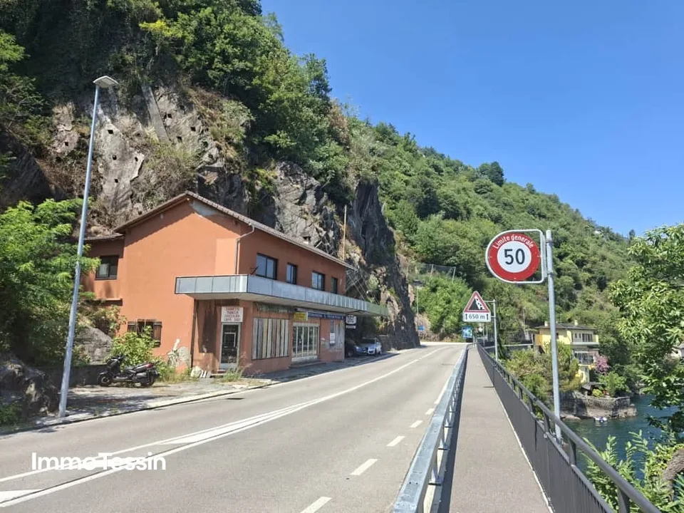 POTENTIAL: Liegenschaft in Brissago direkt am Lago Maggiore mit atemberaubender Seesicht und mehreren Parkplätzen