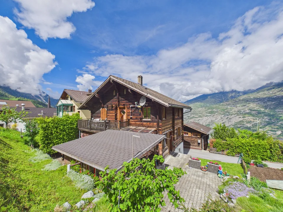 Charmantes Chalet mit Bauland und grosser Sommer-Loggia in Ergisch