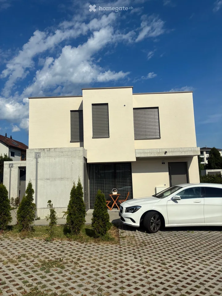 Modernes 4.5-Zimmer-Doppeleinfamilienhaus in Thal SG – Neubau 2023