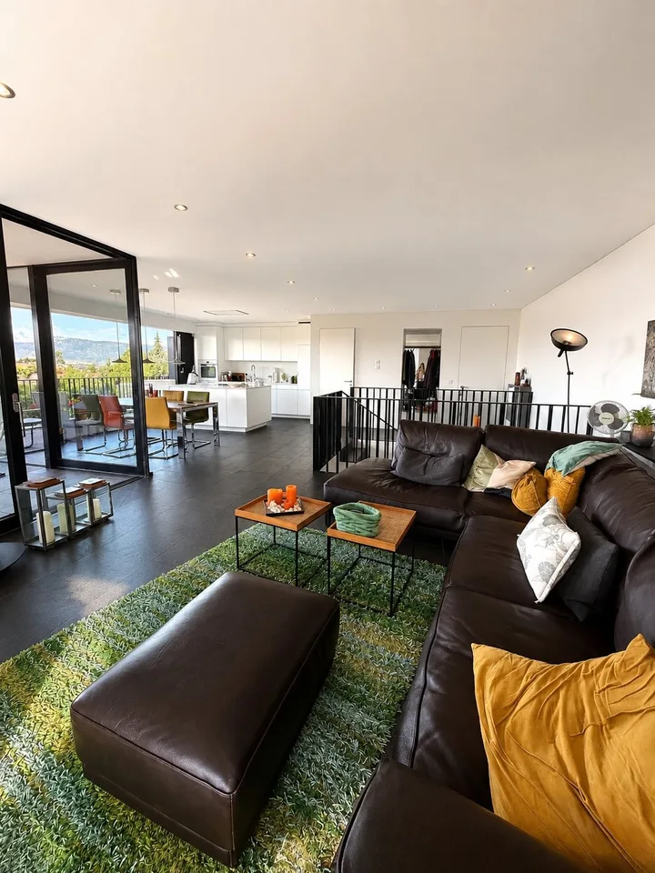Appartamento mansardato di 4,5 locali elegante a Weiningen