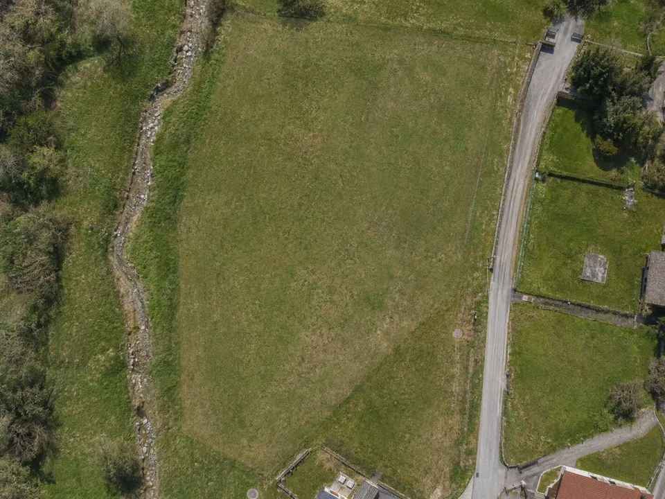 Terreno edificabile con licenza edilizia approvata in posizione strategica tra Lugano e Bellinzona.