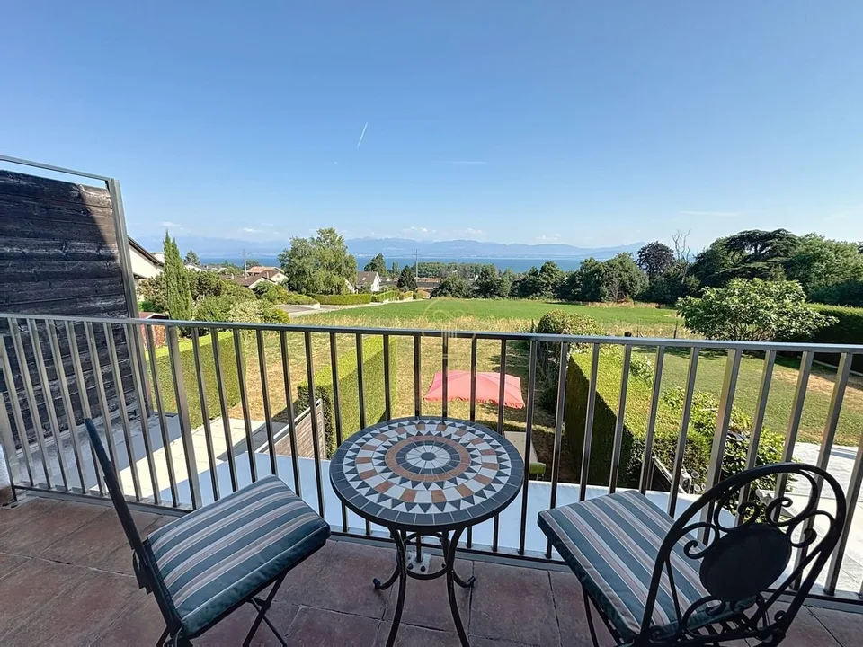 MONT-SUR-ROLLE, Maison contiguë avec vue sur le Lac!