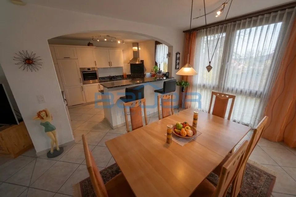 Sogno di casa con galleria e camino, il tuo rifugio nel verde