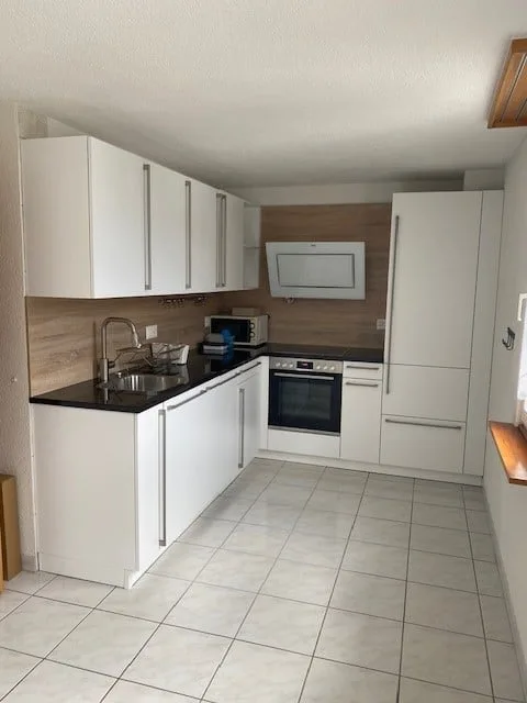 Charmante 3.5-Zimmer-Dachwohnung in Näfels – Wohnen mit Charakter und Bergblick