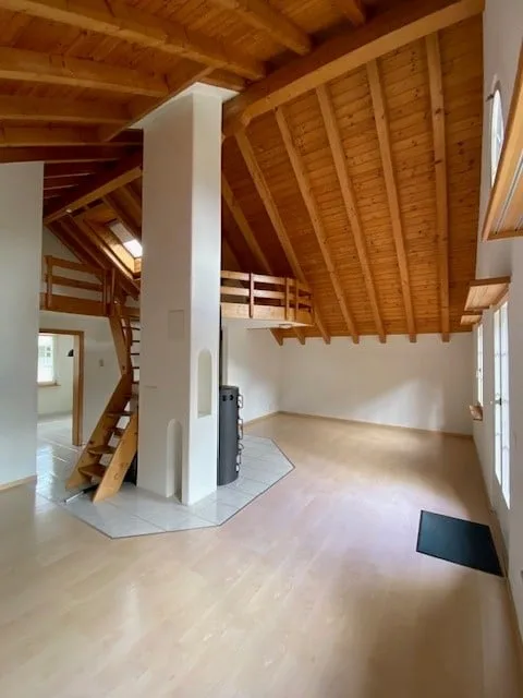 Charmante 3.5-Zimmer-Dachwohnung in Näfels – Wohnen mit Charakter und Bergblick