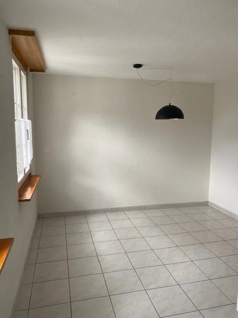 Charmante 3.5-Zimmer-Dachwohnung in Näfels – Wohnen mit Charakter und Bergblick
