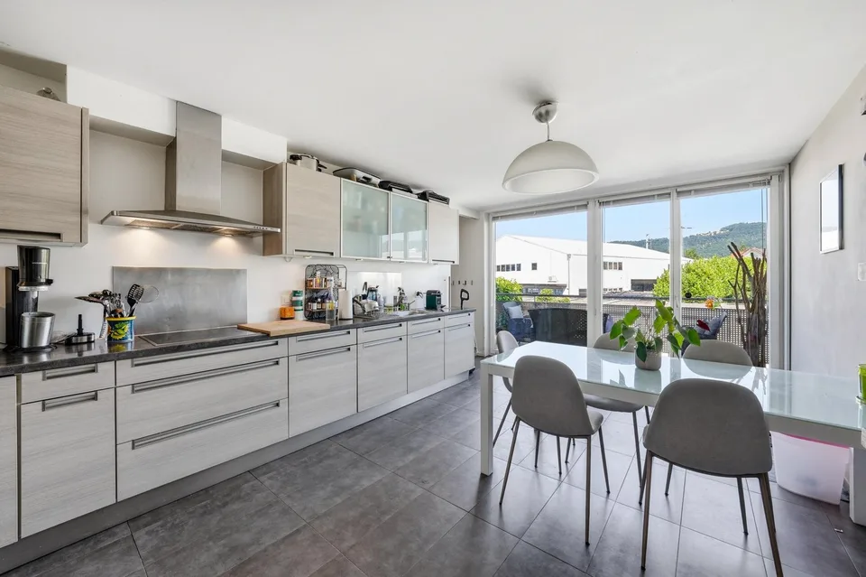 Beau duplex en attique de 5,5 pièces à Bursinel