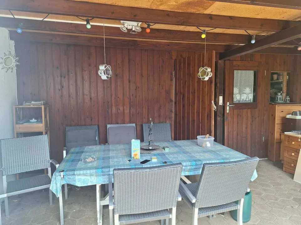 Casa unifamiliare indipendente con carport / ripostiglio annesso