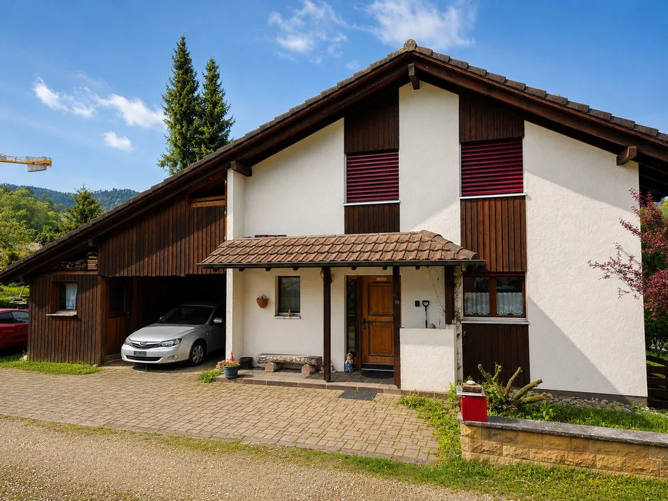 Freistehendes Einfamilienhaus mit angebautem Carport / Geräteschuppen