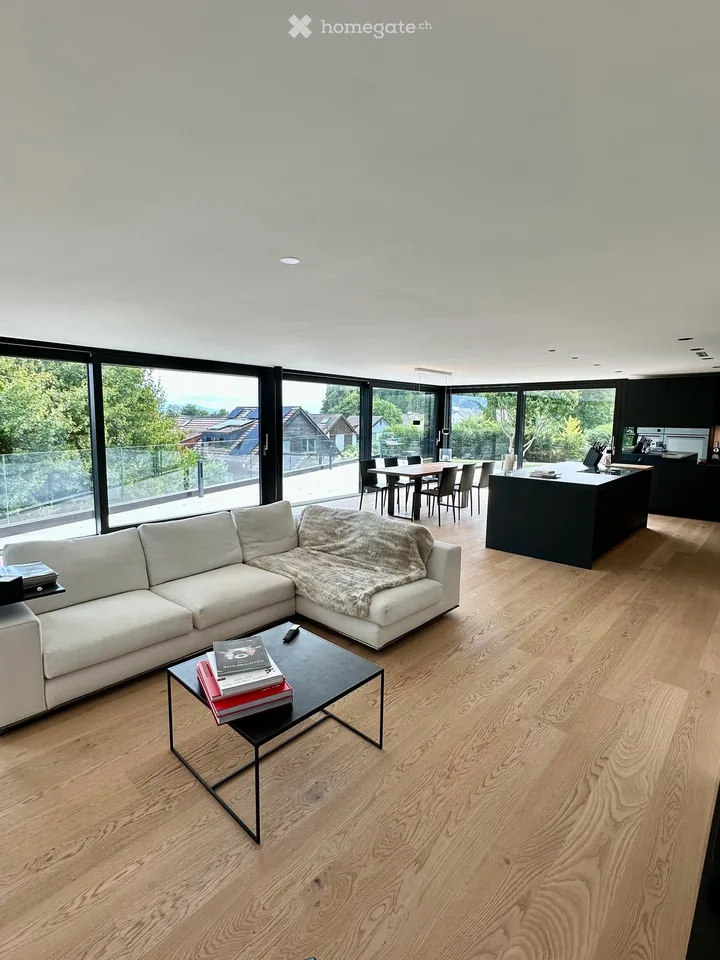 Grosszügige 4.5-Zimmer-Gartenwohnung im Eigentumsstandard mit Terrasse und Weitblick