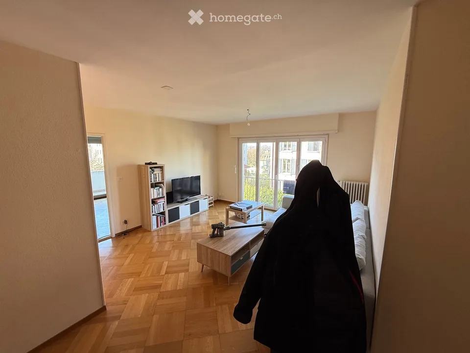 Großes Zimmer 25 m² mit eigenem Balkon in Wohngemeinschaft