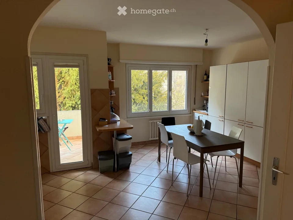 Großes Zimmer 25 m² mit eigenem Balkon in Wohngemeinschaft