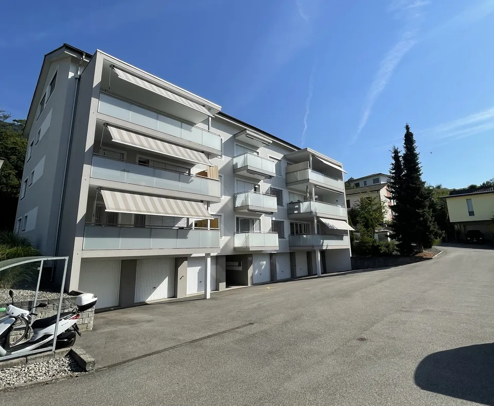Grosszügige und modern ausgestattete 4.5-Zimmerwohnung im 2.OG