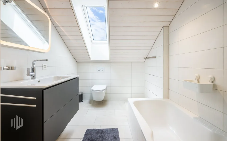 ImmoWyss - Moderne Dachwohnung mit Galerie und traumhaftem Seeblick – Foto 7 von 9