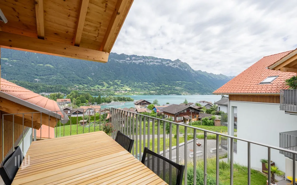 ImmoWyss - Appartement mansardé moderne avec vue sur le lac et les montagnes à Bönigen