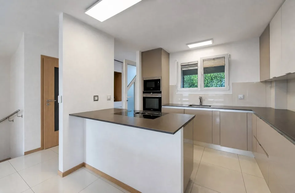 Semi-detached villa with 5.5 rooms and a 200m2 private garden space