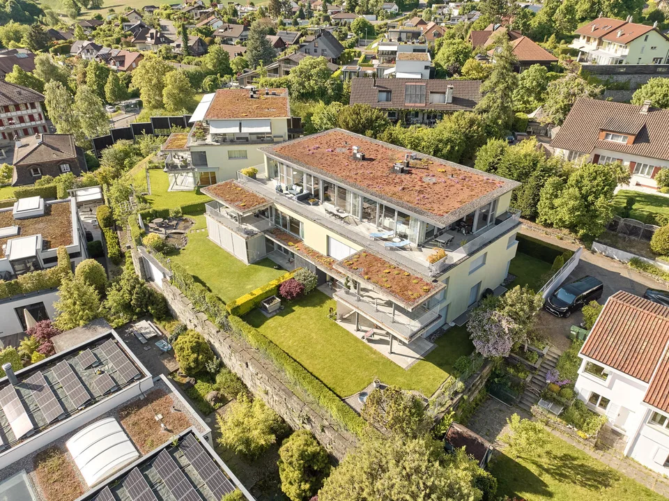 LUXURIÖSE ATTIKAWOHNUNG MIT STUDIO UND WEINKELLER