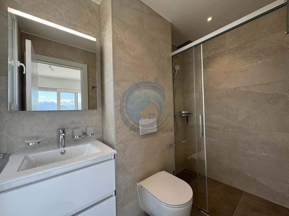 APPARTEMENT DE 2,5 PIÈCES EN ATTIQUE AVEC VUE PANORAMIQUE SUR LE LAC – photo 7 sur 12