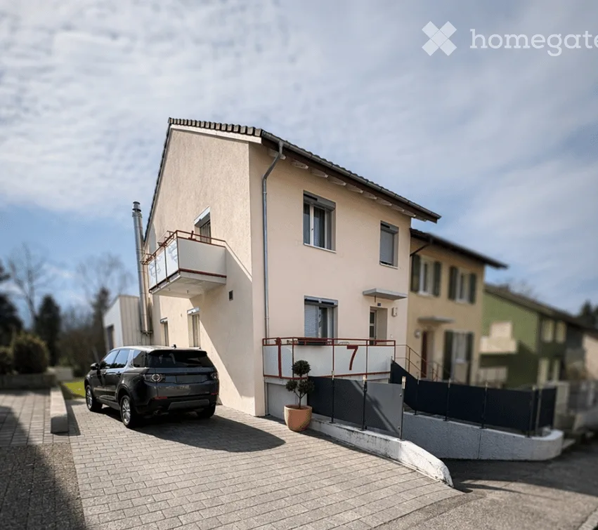 Maison mitoyenne rénovée de 5,5 pièces avec studio, jardin d'hiver et pompe à chaleur – photo 1 sur 17