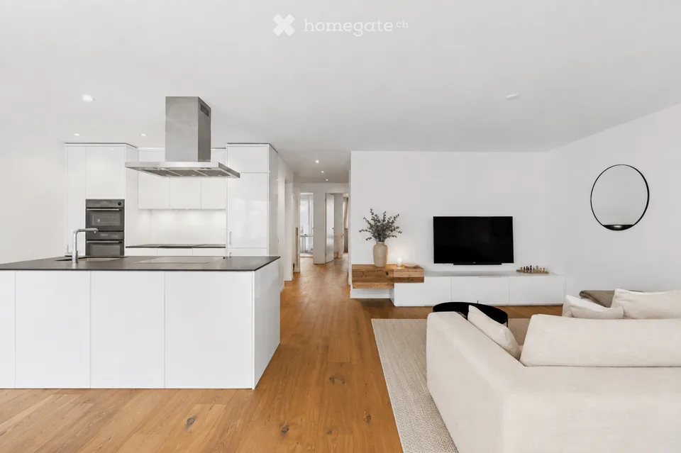 Exclusive 3.5-room apartment with high-quality finishes, large kitchen island, and 2 bathrooms