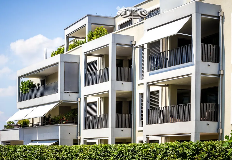 Exclusive 3.5-room apartment with high-quality finishes, large kitchen island, and 2 bathrooms
