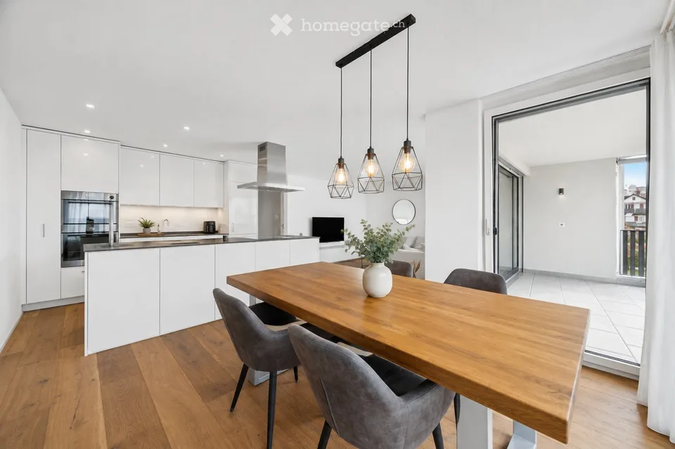 Exclusive 3.5-room apartment with high-quality finishes, large kitchen island, and 2 bathrooms