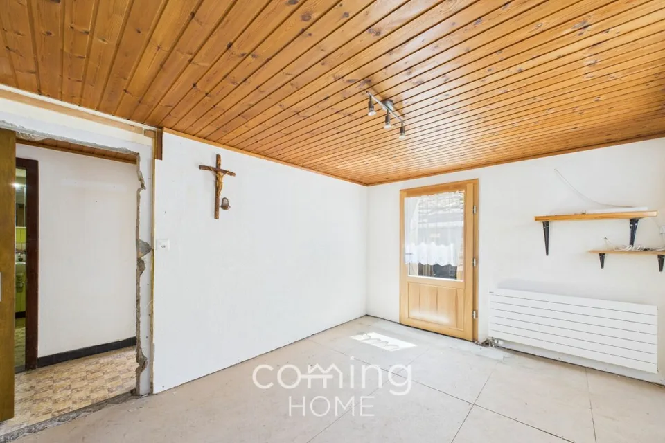2.5-room apartment with an extra room and plenty of potential for customization in Saas-Balen