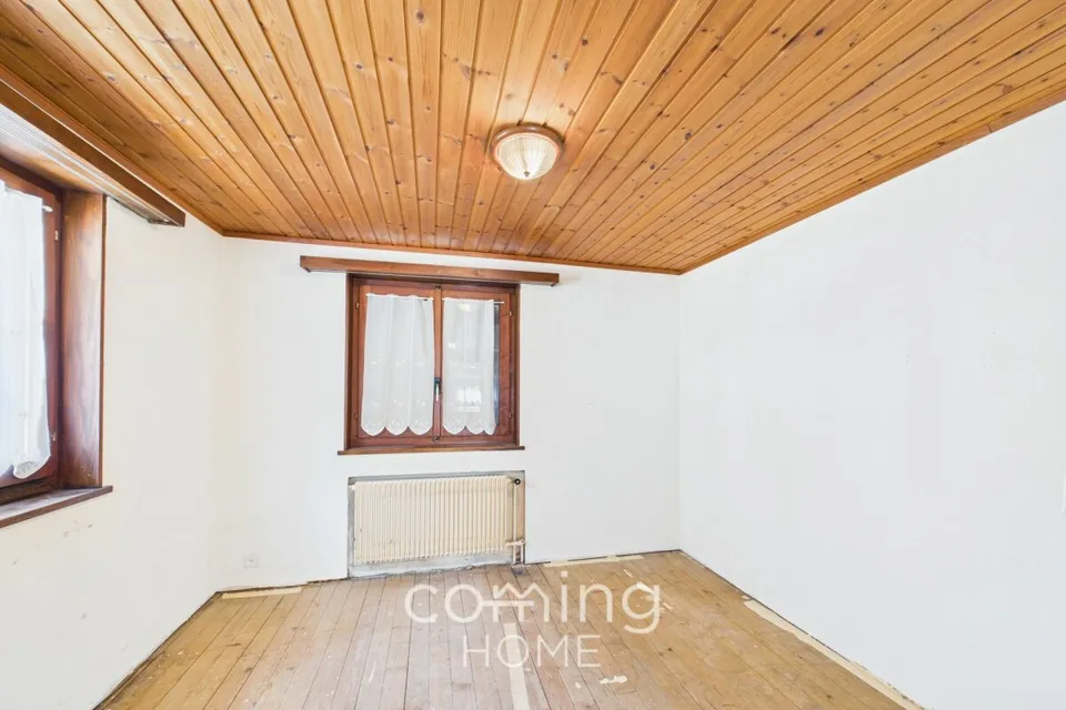2.5-room apartment with an extra room and plenty of potential for customization in Saas-Balen
