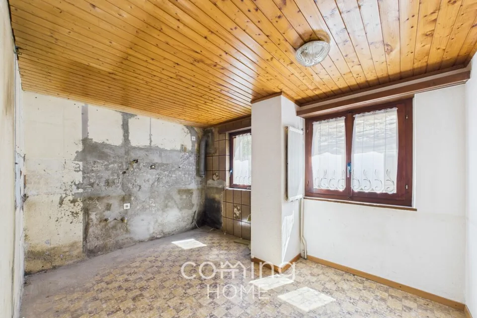 2.5-room apartment with an extra room and plenty of potential for customization in Saas-Balen