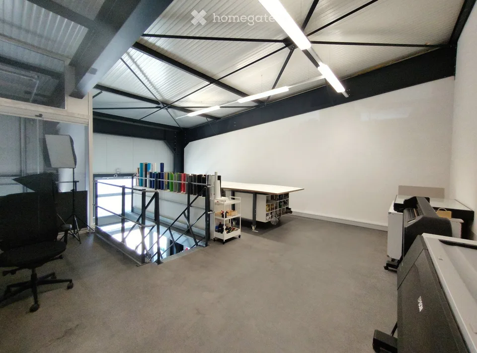 A louer - Local commercial 180 m2 sortie autoroute Sion - Disponible