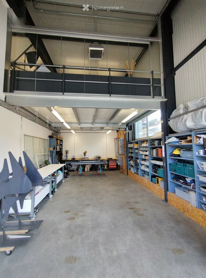 A louer - Local commercial 180 m2 sortie autoroute Sion - Disponible
