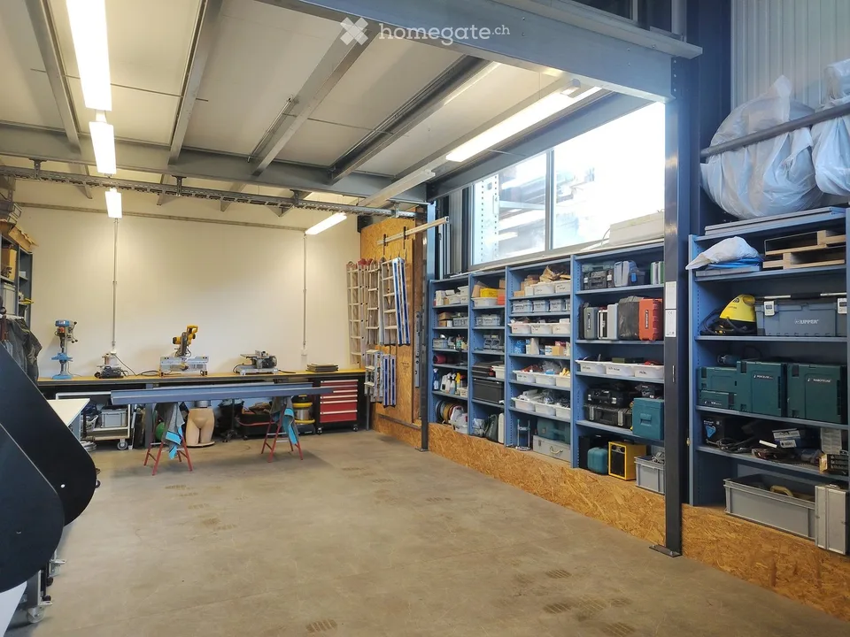 A louer - Local commercial 180 m2 sortie autoroute Sion - Disponible