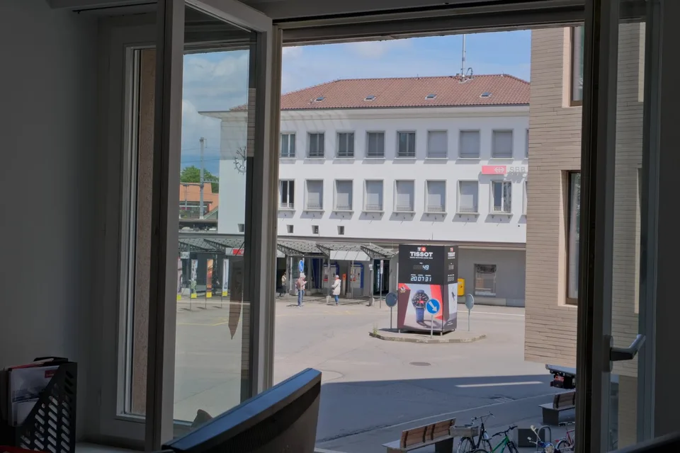 Spazioso ufficio e spazio per la pratica vicino alla stazione di Burgdorf