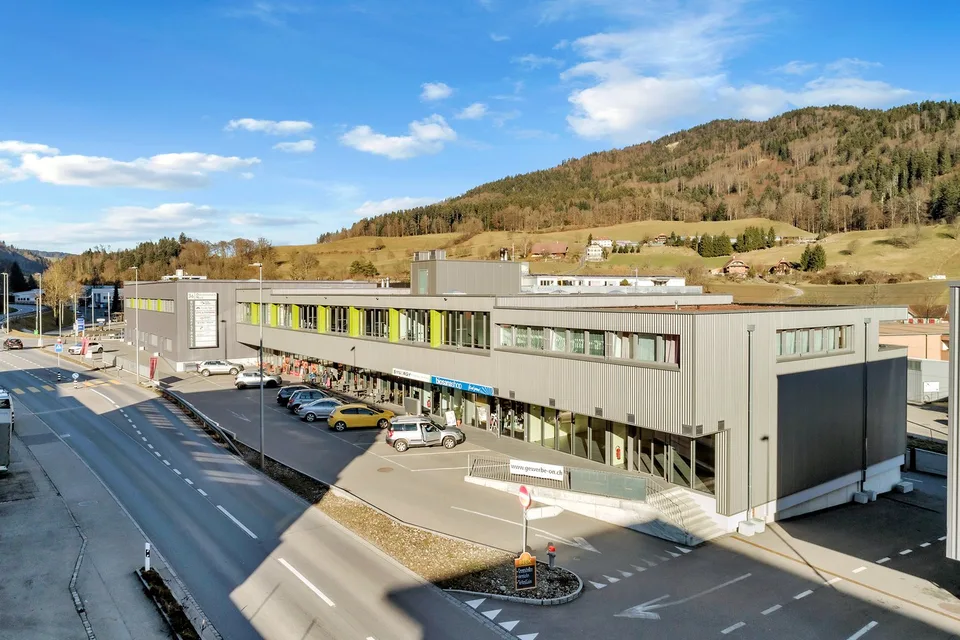 Ready-to-occupy retail spaces in prime location