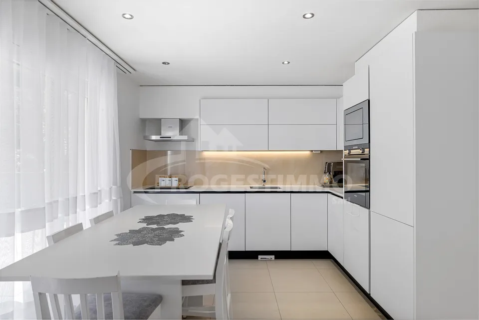Schöne moderne Villa mit zwei Wohnungen – Foto 18 von 24