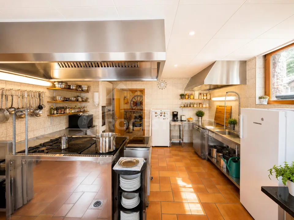 MAGNIFICENT CHALET WITH EXCEPTIONAL VOLUMES AND HIGH POTENTIAL