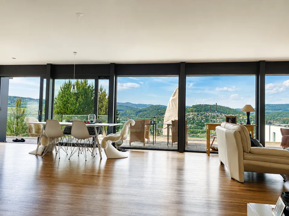 Exklusive 3.5-Zimmerwohnung mit Panoramaaussicht und Doppelgarage inkl. E-Ladestation