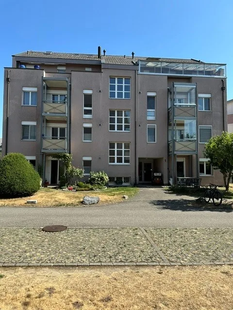 Schöne 4.5-Zimmer-Wohnung mit 2 Balkonen, Keller und Einstellhallenplatz